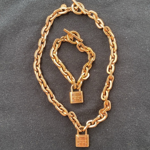 Michael Kors
Chain and Padlock Pendant Necklace and bracelet set - Picture 1 of 6